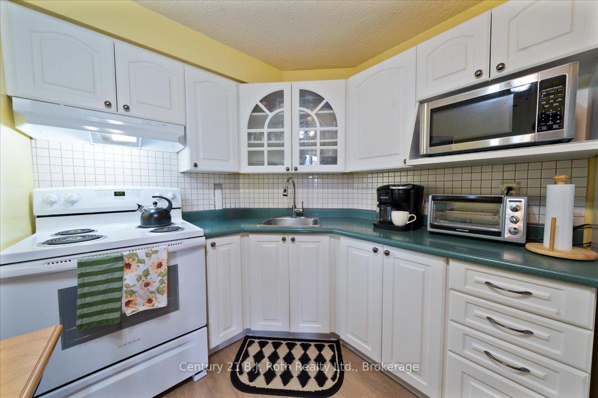 1 Bedroom Condo at 41 MARKBROOK, Toronto For sale