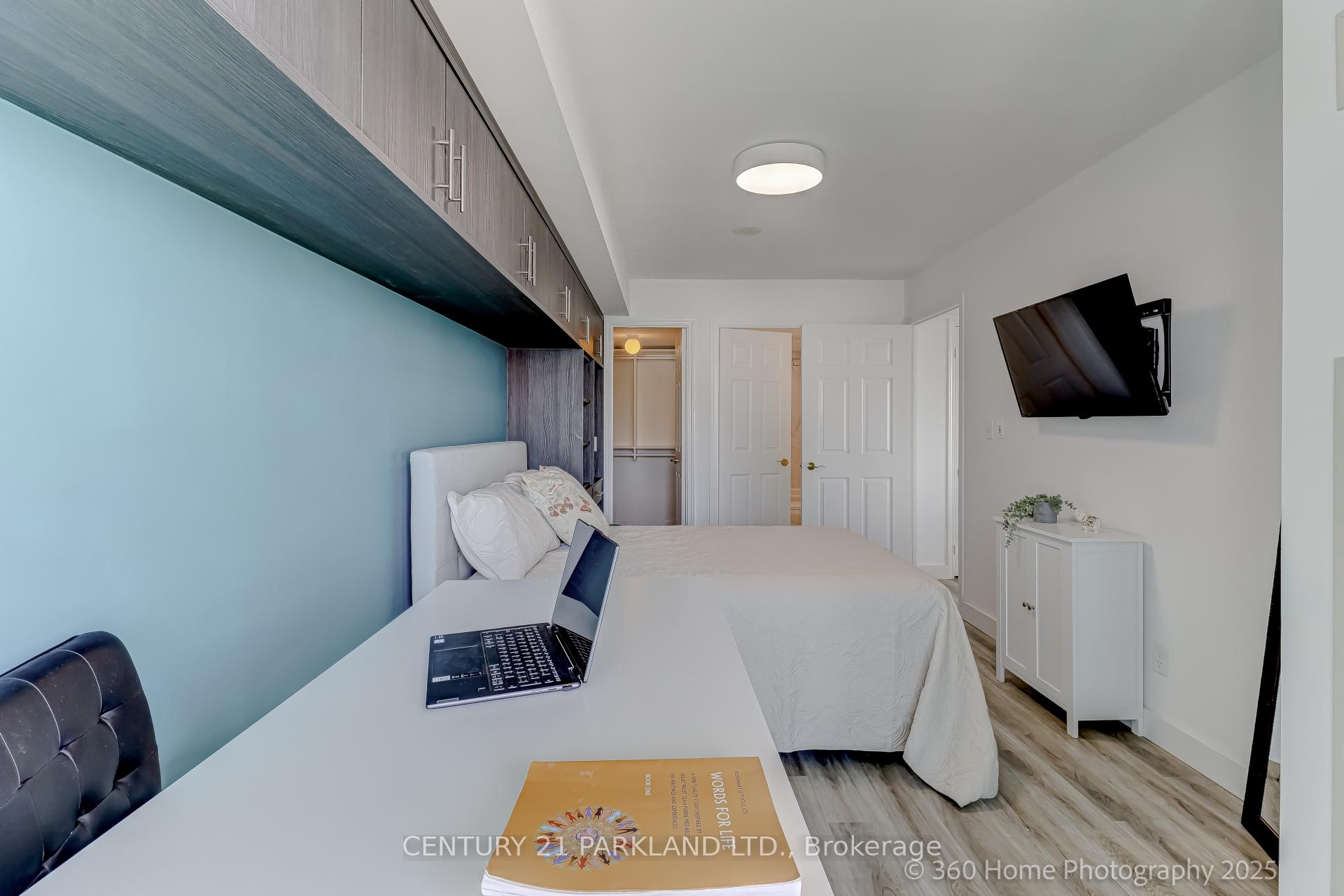 2 Bedrooms Condo at 30 Grand Trunk, Toronto For sale