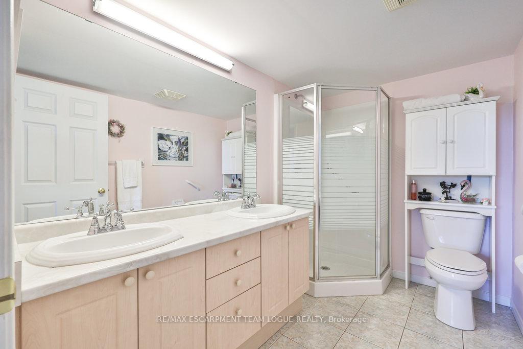 2 Bedrooms Condo at 216 Plains Road West, Burlington For sale