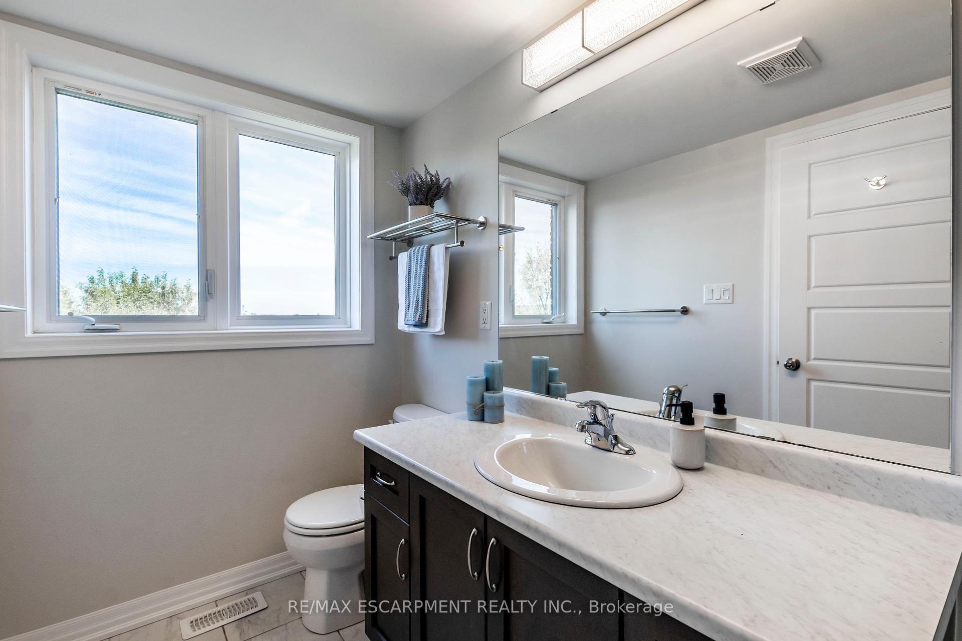 3 Bedrooms Condo at 290 Barton, Hamilton For sale