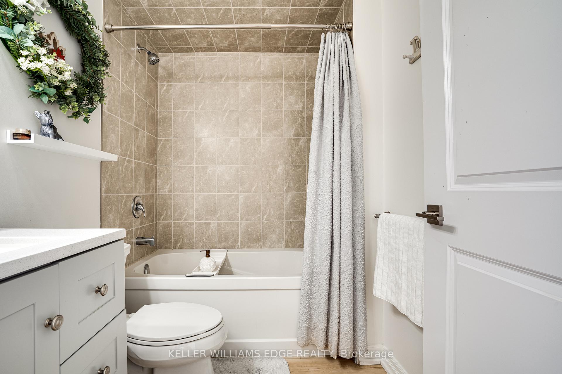 2 Bedrooms Condo at 170 Rockhaven,  Hamilton For sale