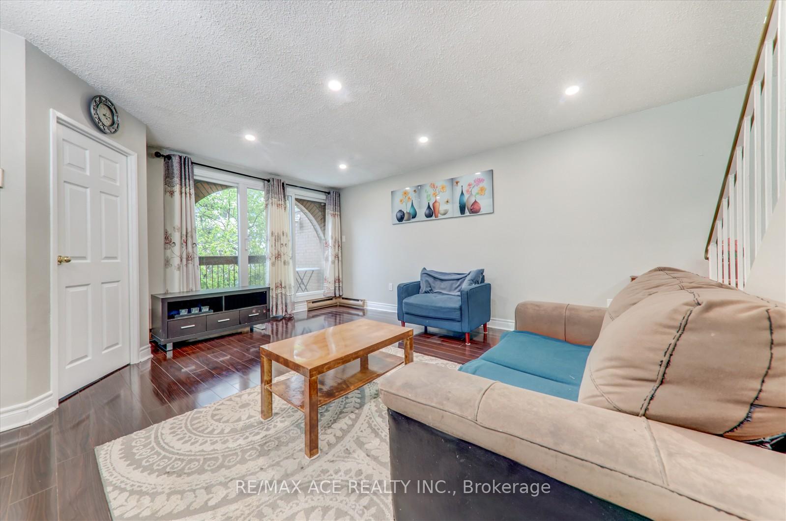 3 Bedrooms Condo at 100 Mornelle, Toronto For sale