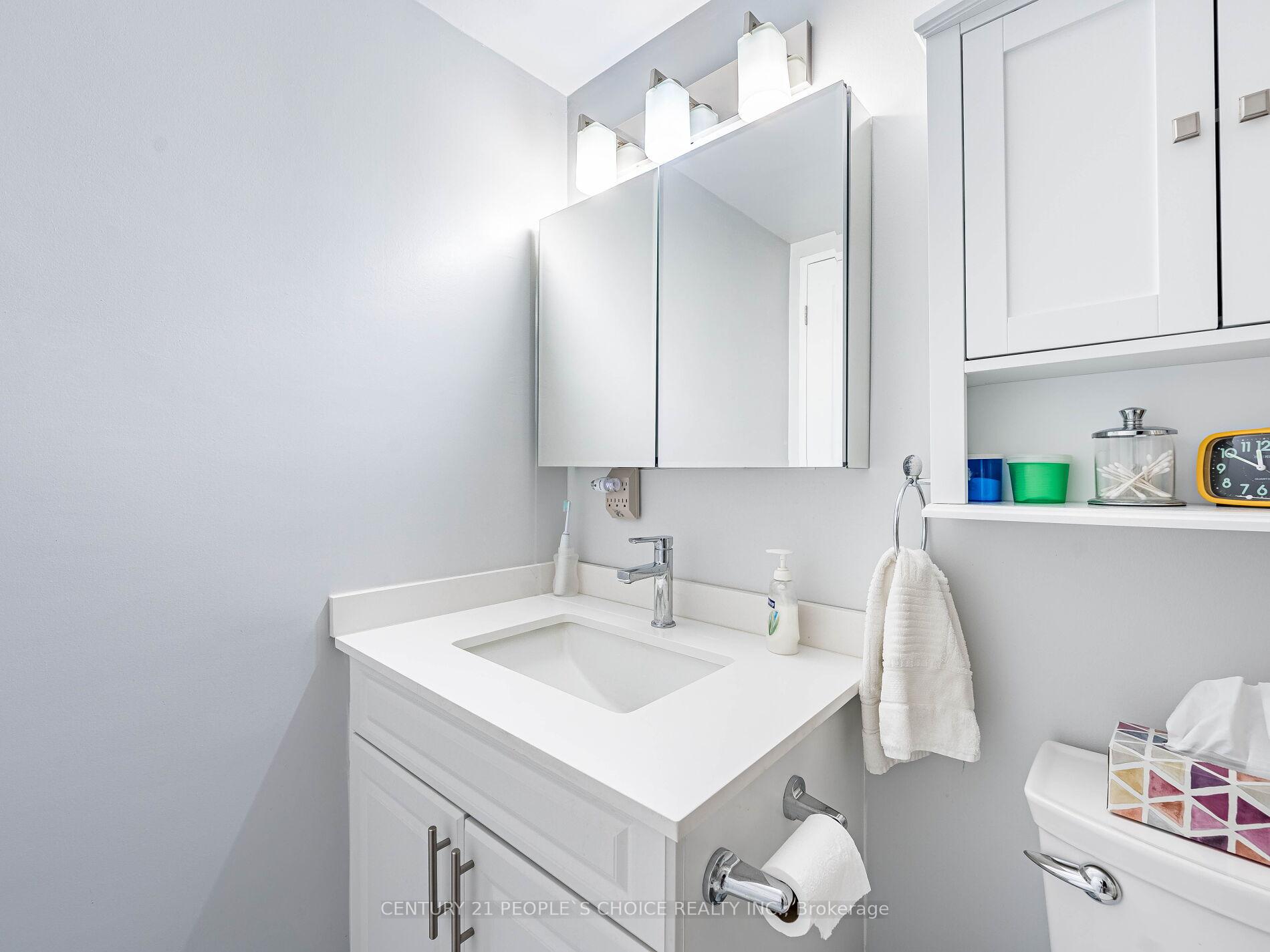 2 Bedrooms Condo at 451 The West Mall, Toronto For sale