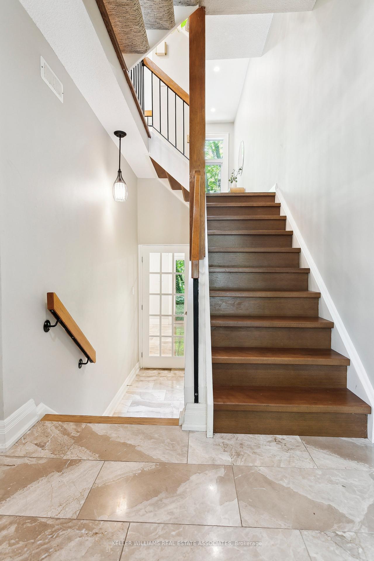 3 Bedrooms Condo at 1250 Marlborough, Oakville For sale