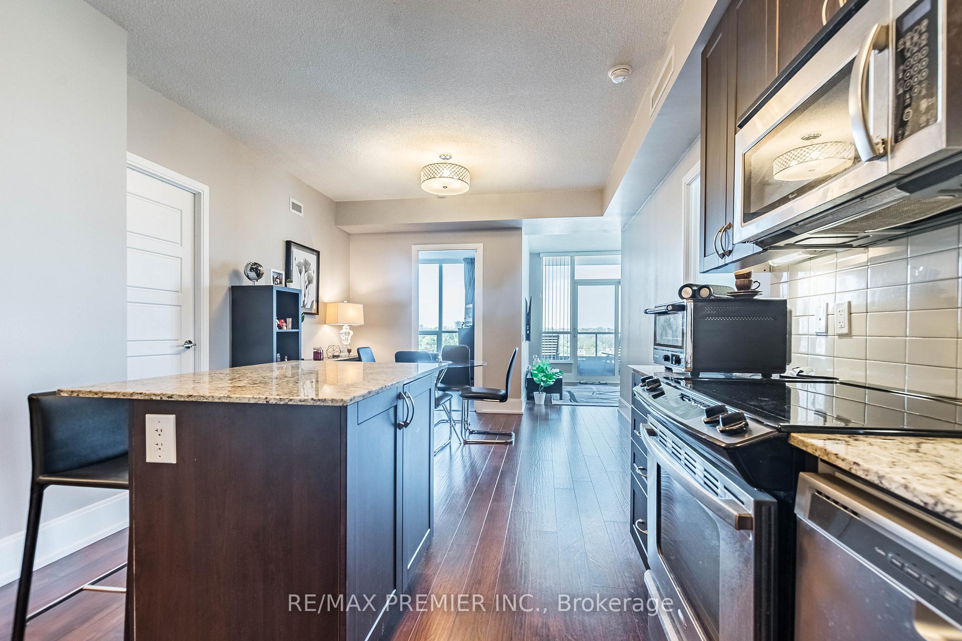 2 Bedrooms Condo at 15 Viking, Toronto For sale