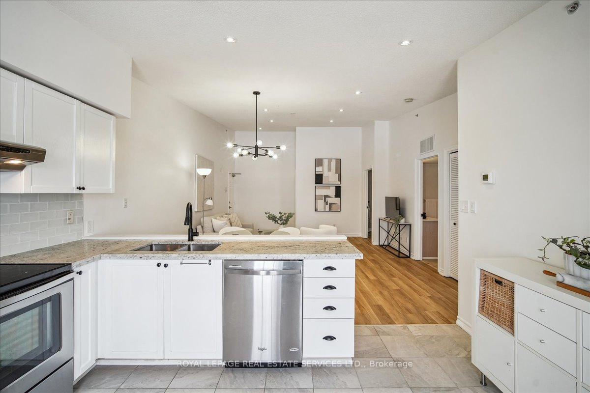 2 Bedrooms Condo at 1440 Bishops, Oakville For sale