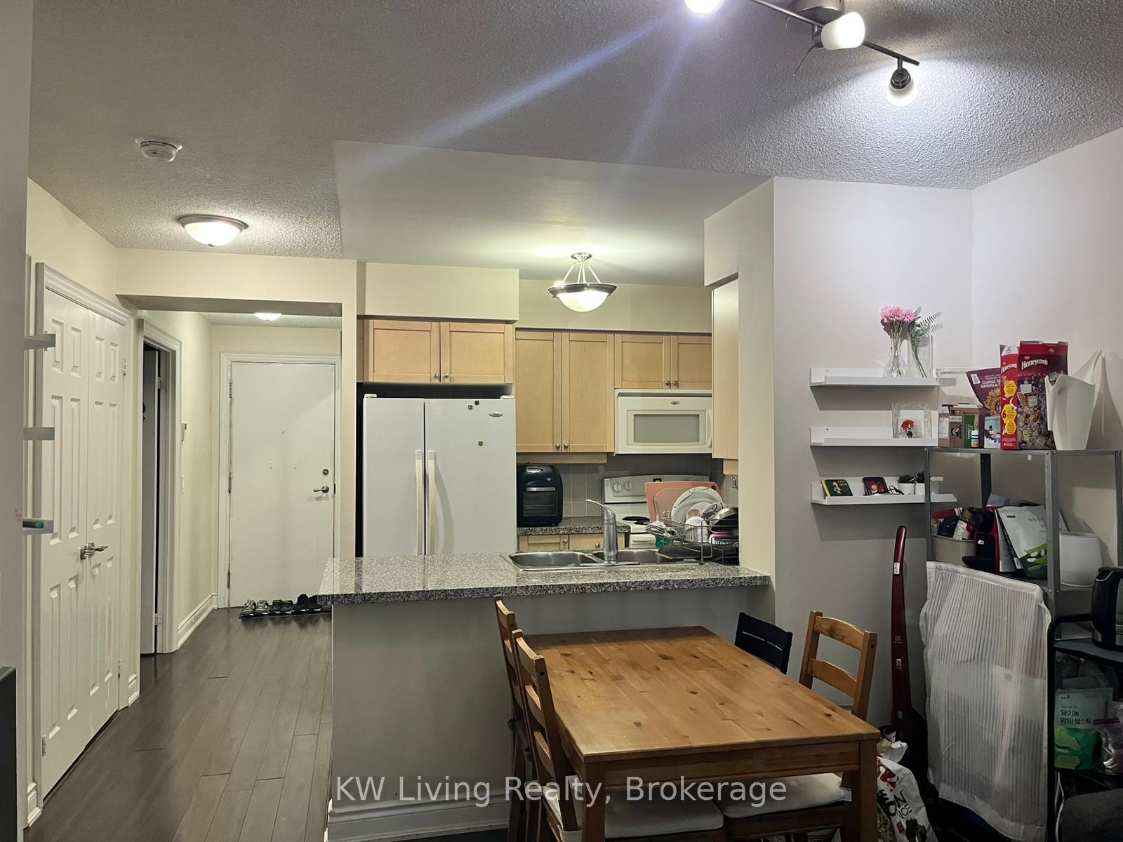 2 Bedrooms Condo at 15 Greenview, Toronto For sale