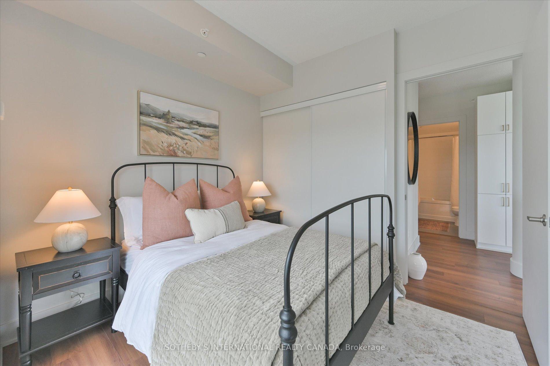 2 Bedrooms Condo at 5260 Dundas, Burlington For sale