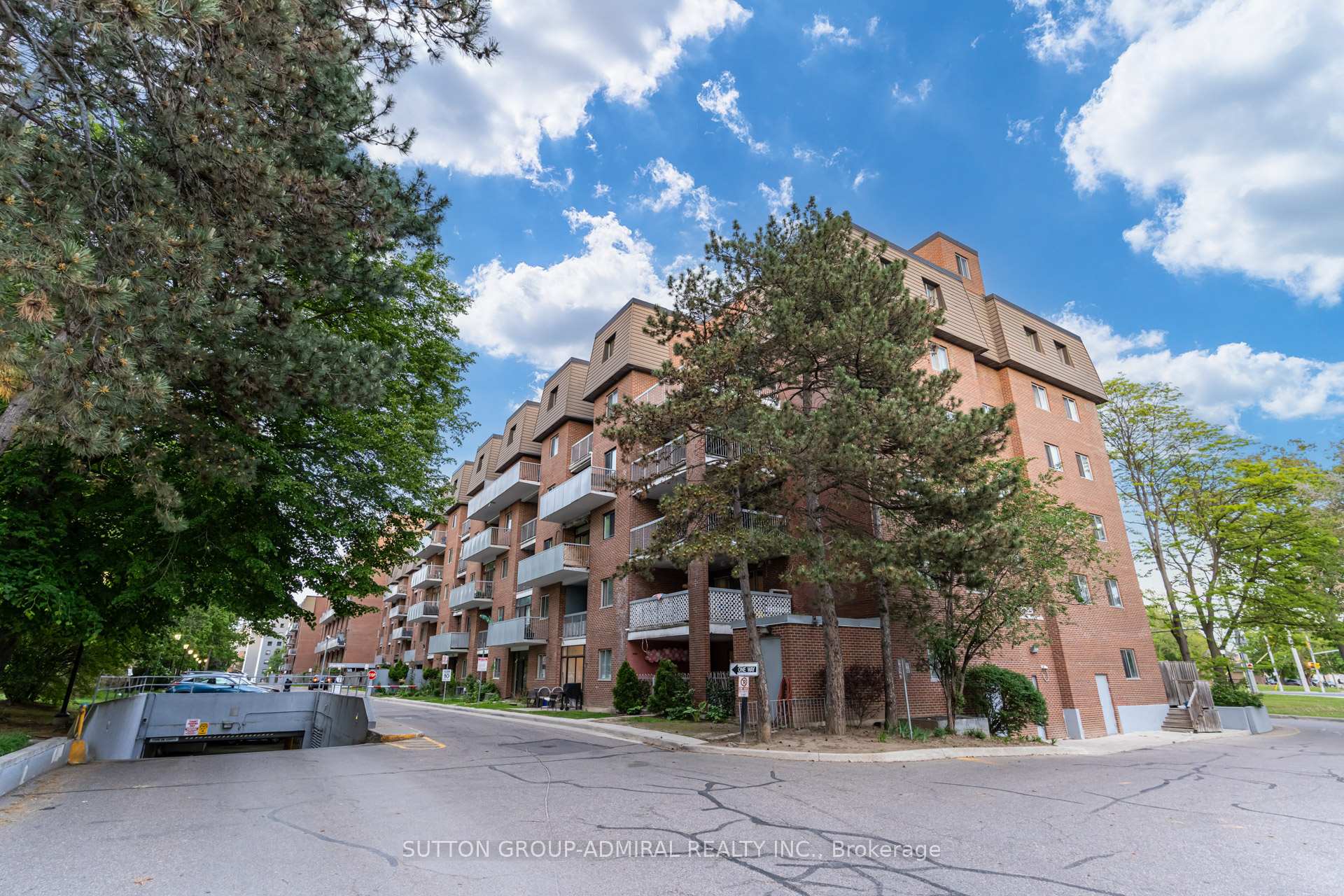 5 Bedrooms Condo at 3025 The Credit Woodlands, Mississauga For sale