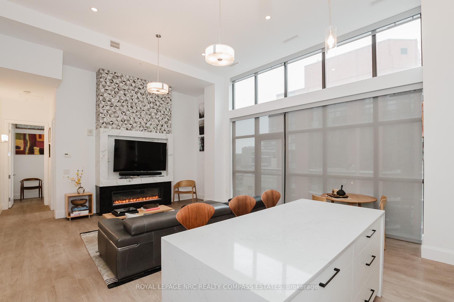 2 Bedrooms Condo at 118 King,  Hamilton For sale