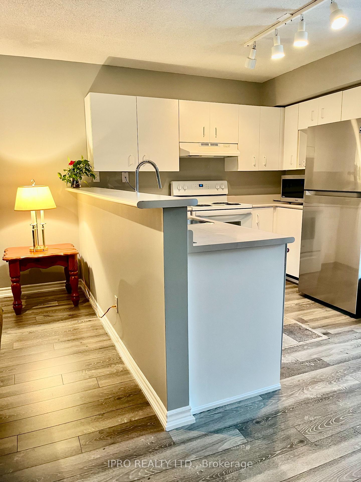 2 Bedrooms Condo at 4013 Kilmer, Burlington For sale