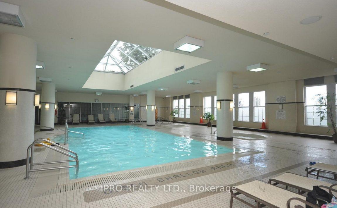 3 Bedrooms Condo at 25 Kingsbridge, Mississauga For sale