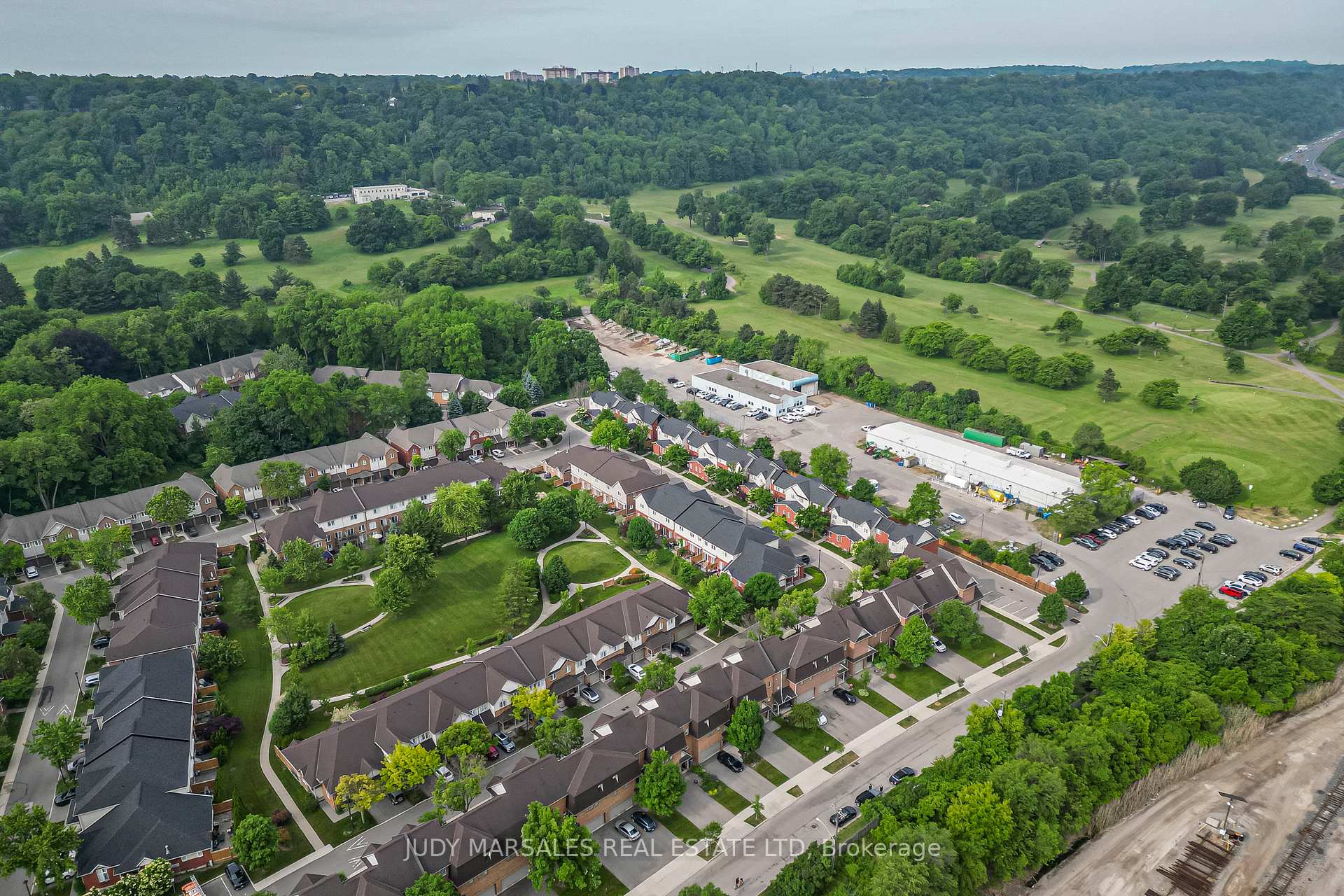 3 Bedrooms Condo at 100 Beddoe, Hamilton For sale