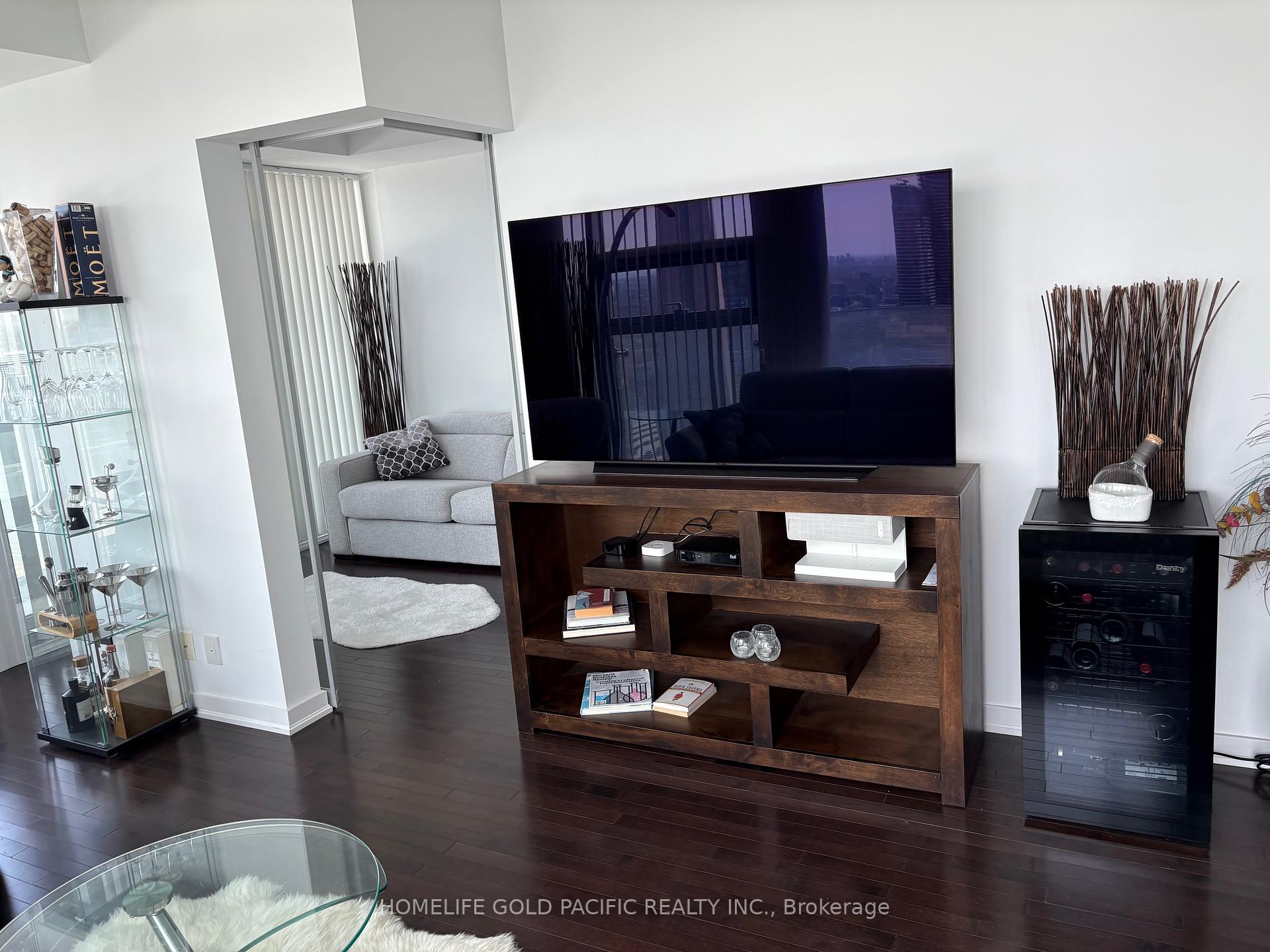 3 Bedrooms Condo at 14 York, Toronto For sale