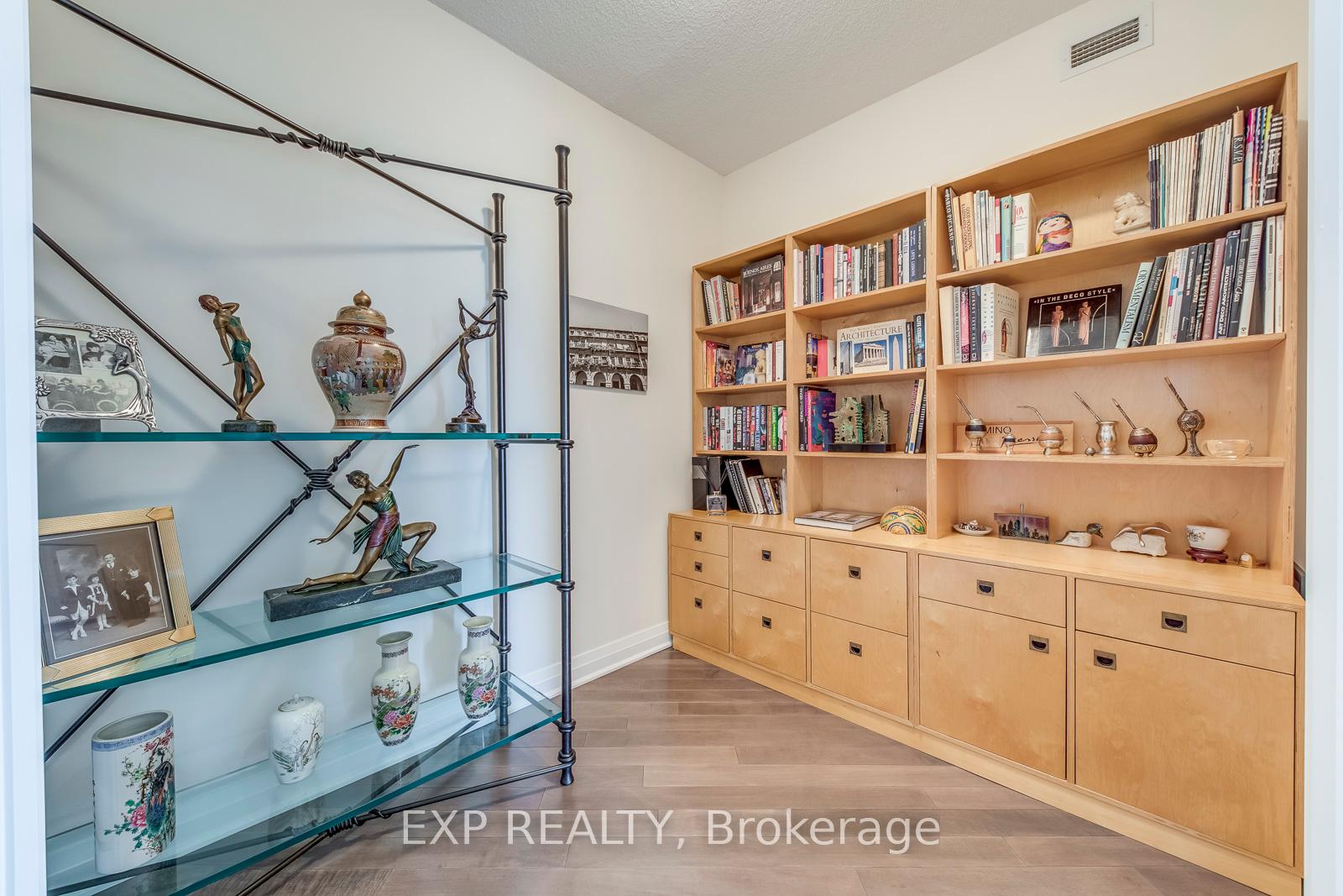 3 Bedrooms Condo at 1055 Southdown, Mississauga For sale