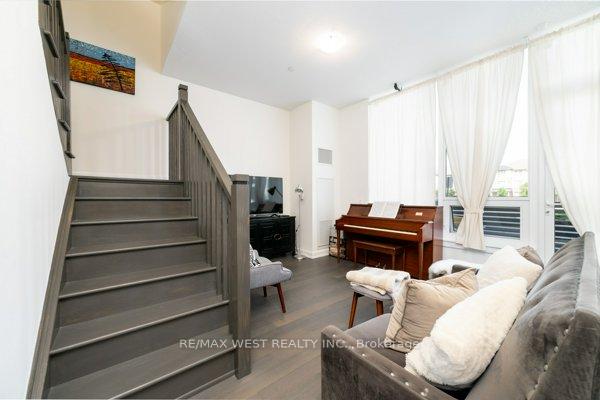 2 Bedrooms Condo at 3220 William Coltson, Oakville For sale