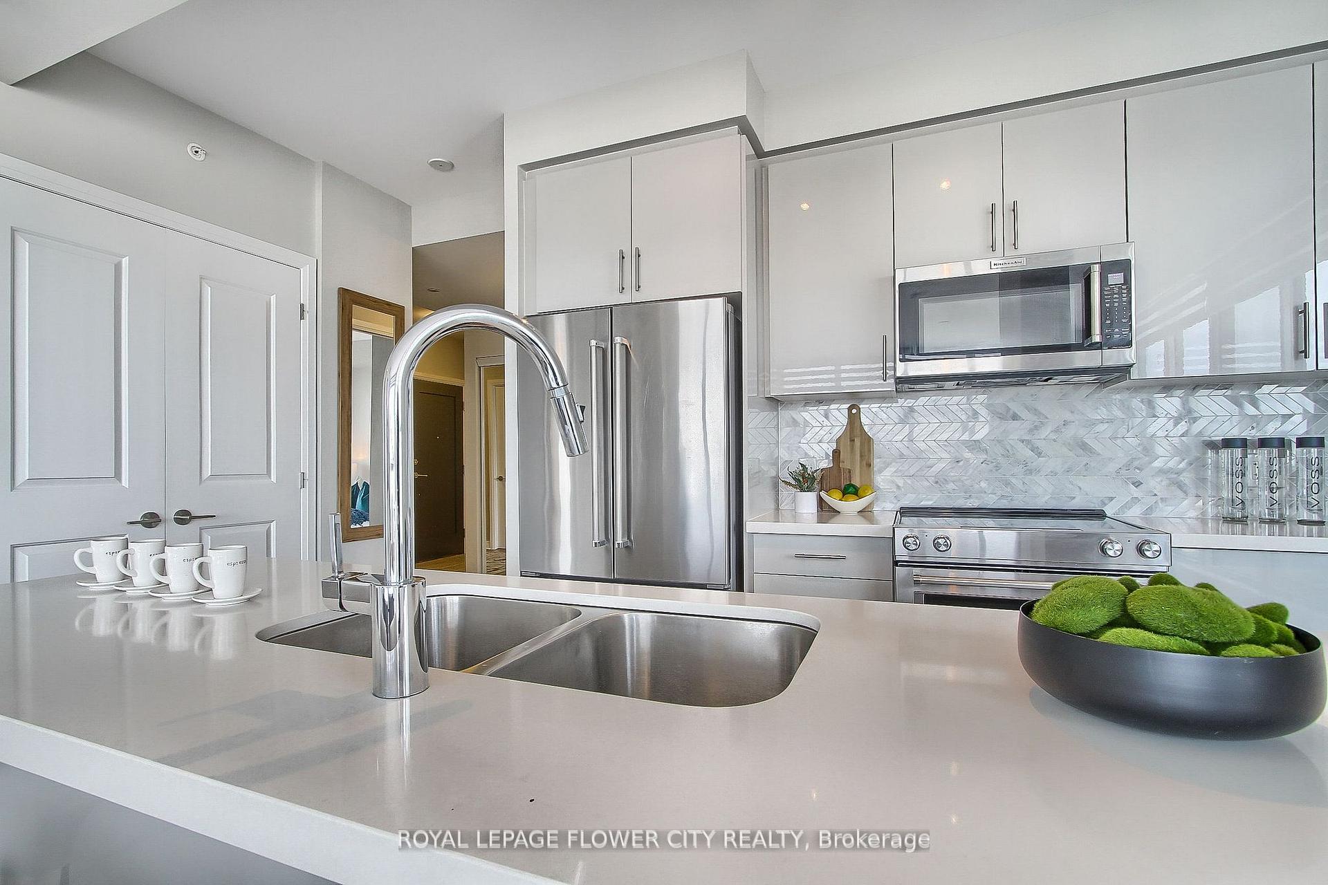 3 Bedrooms Condo at 5025 Four Springs, Mississauga For sale