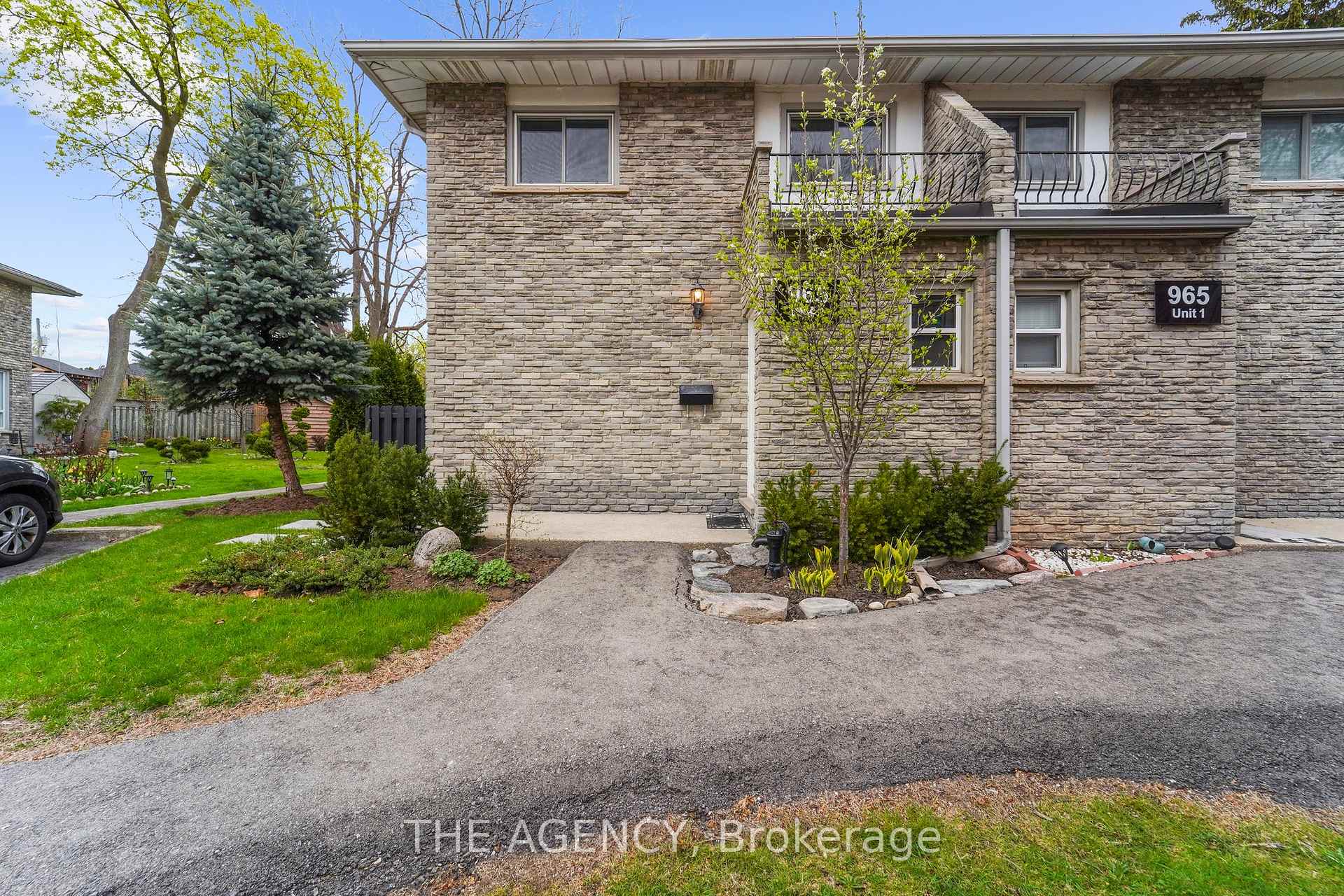 3 Bedrooms Condo at 965 Francis, Burlington For sale