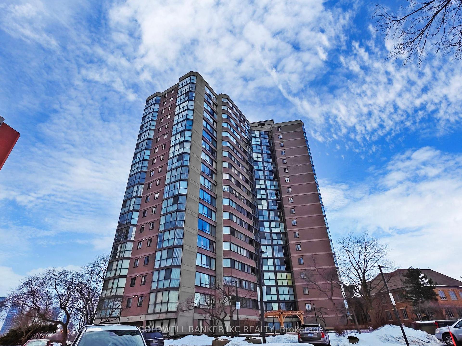 3 Bedrooms Condo at 4235 Sherwoodtowne, Mississauga For sale