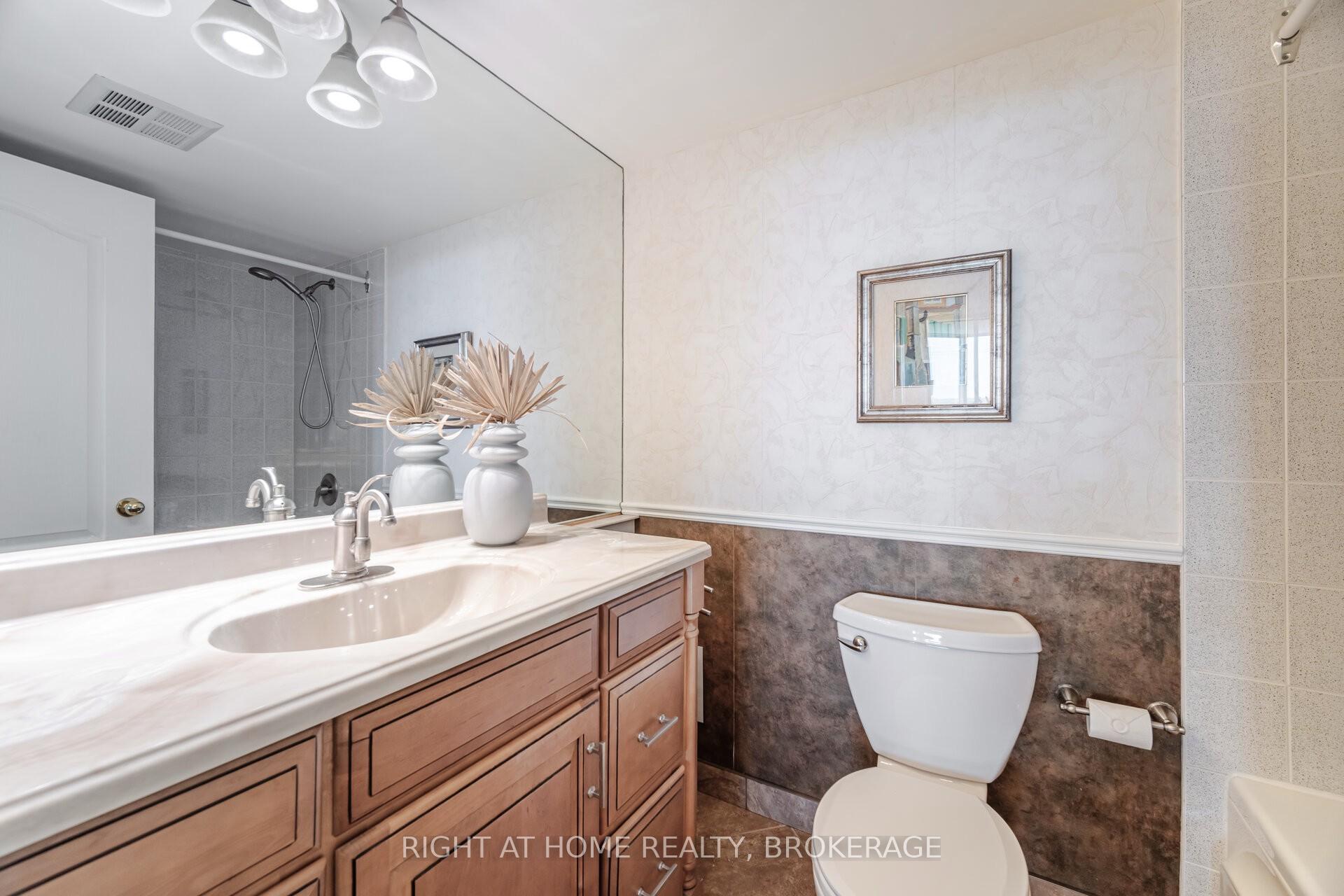 3 Bedrooms Condo at 1276 Maple Crossing, Burlington For sale