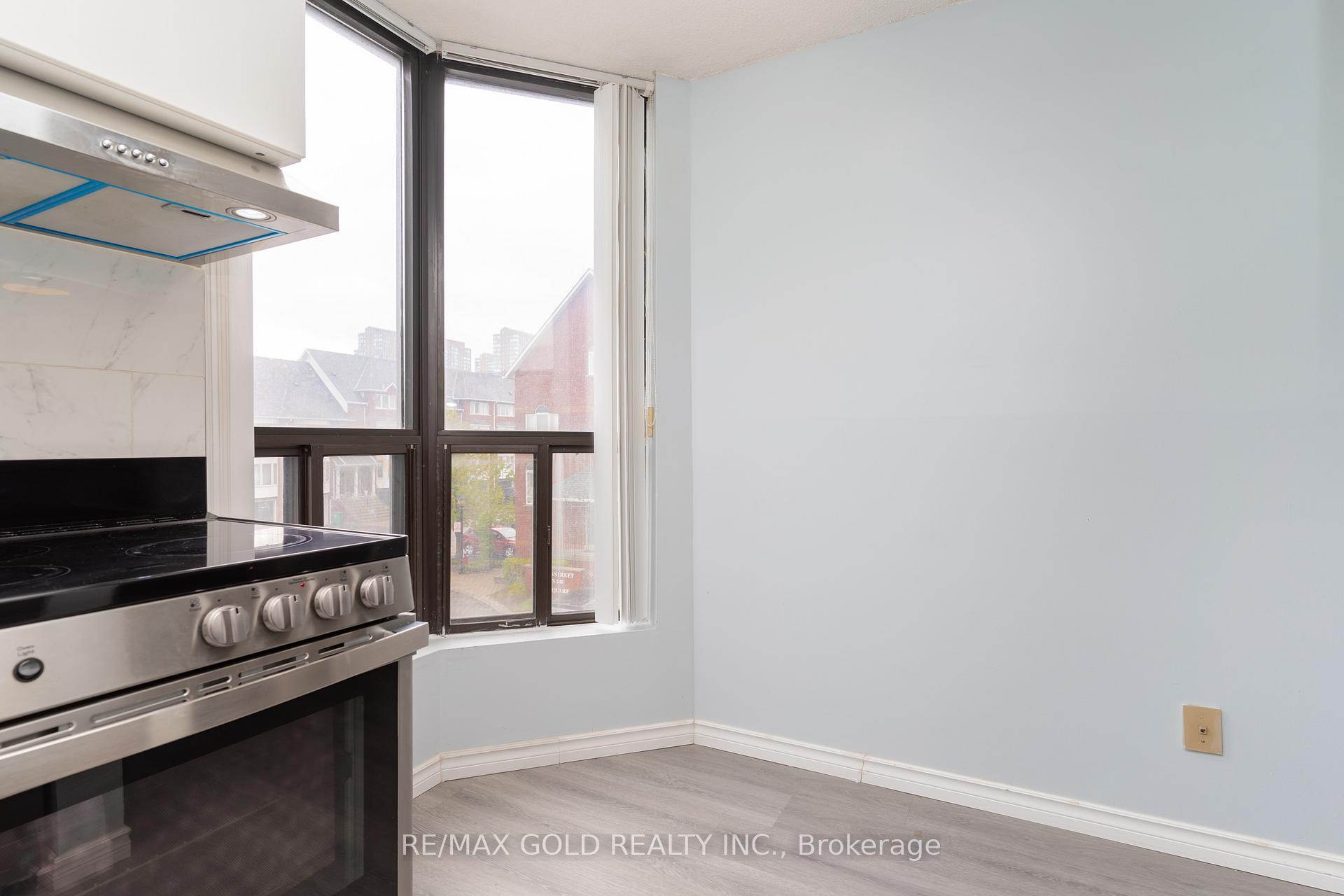 3 Bedrooms Condo at 25 Agnes, Mississauga For sale