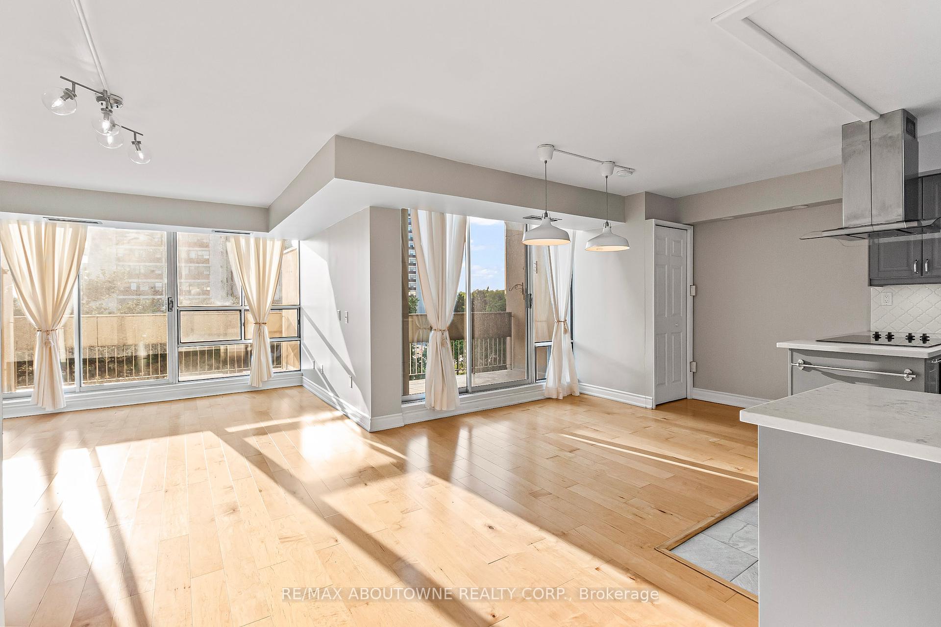 3 Bedrooms Condo at 1300 Marlborough, Oakville For sale