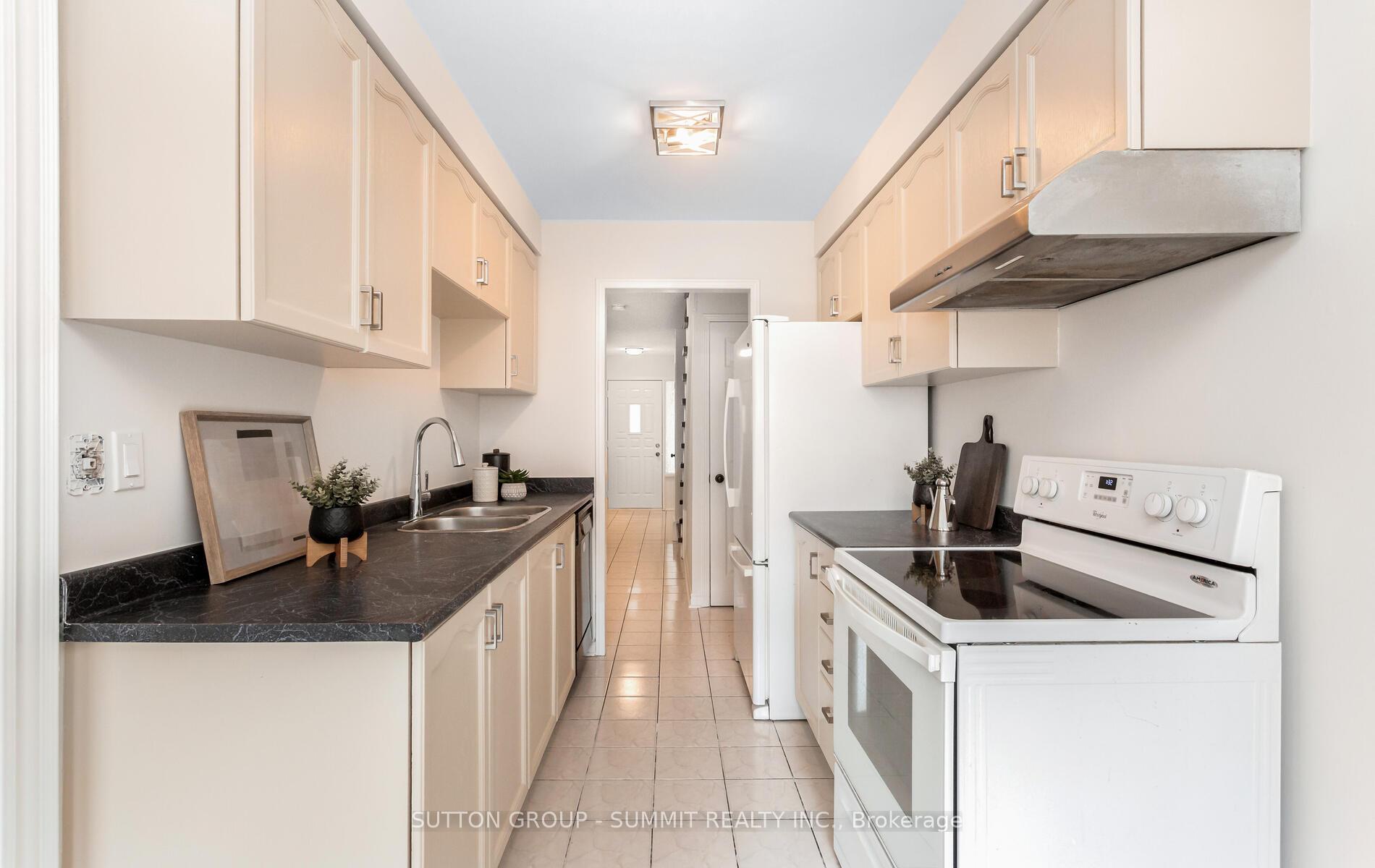 3 Bedrooms Condo at 550 Steddick, Mississauga For sale