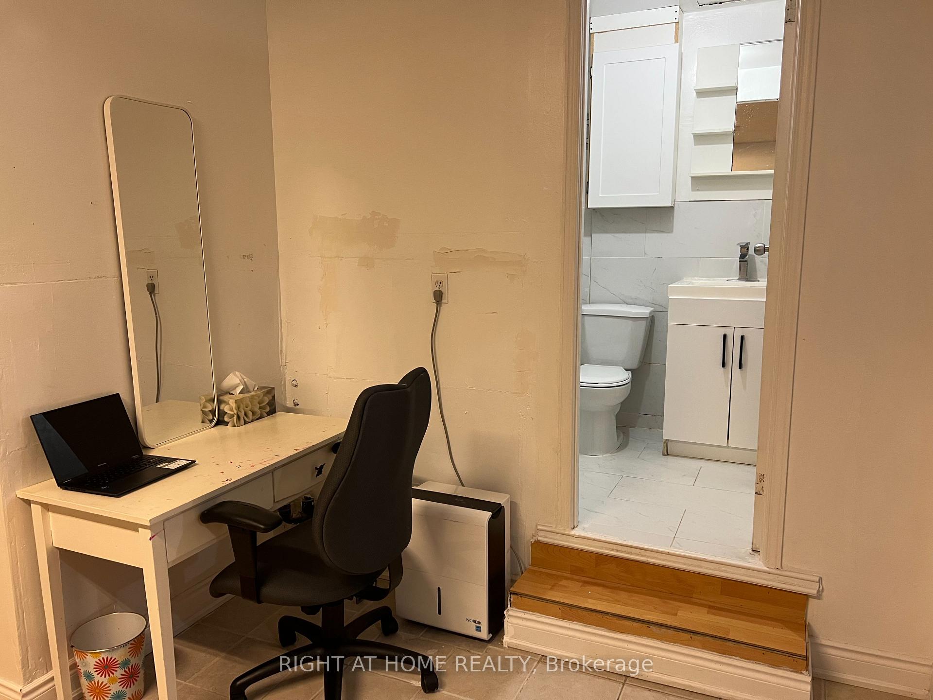 5 Bedrooms Condo at 3040 Constitution, Mississauga For sale