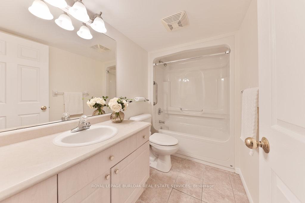 2 Bedrooms Condo at 216E Plains, Burlington For sale