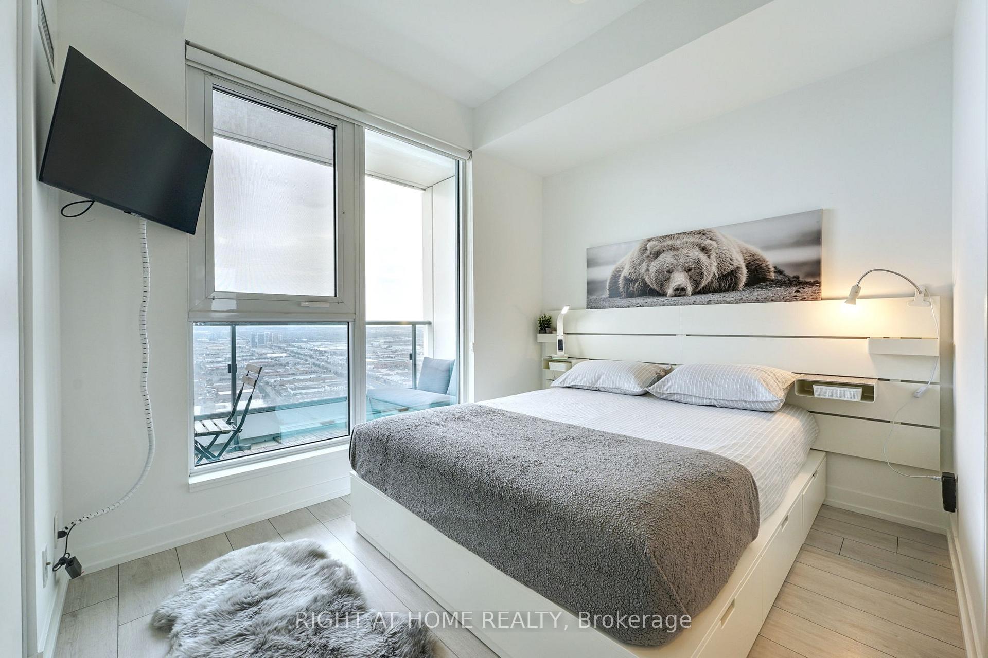 2 Bedrooms Condo at 898 Portage, Vaughan For sale
