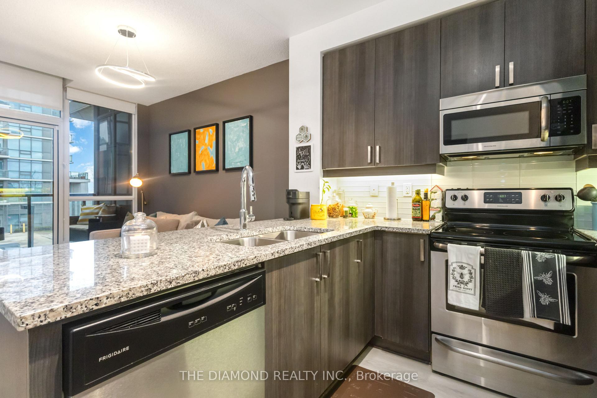 2 Bedrooms Condo at 1185 The Queensway, Toronto For sale