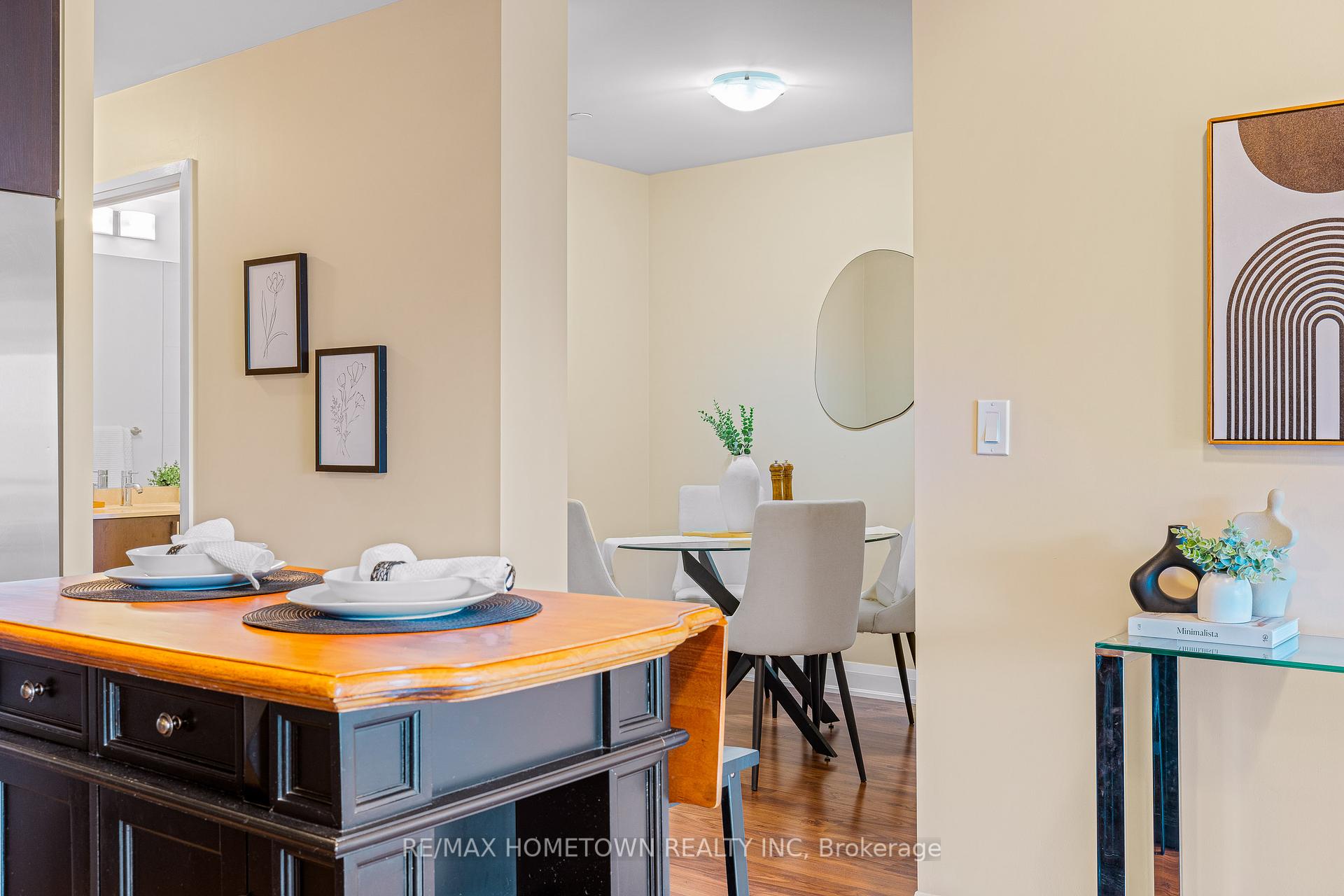 2 Bedrooms Condo at 35 Fontenay, Toronto For sale