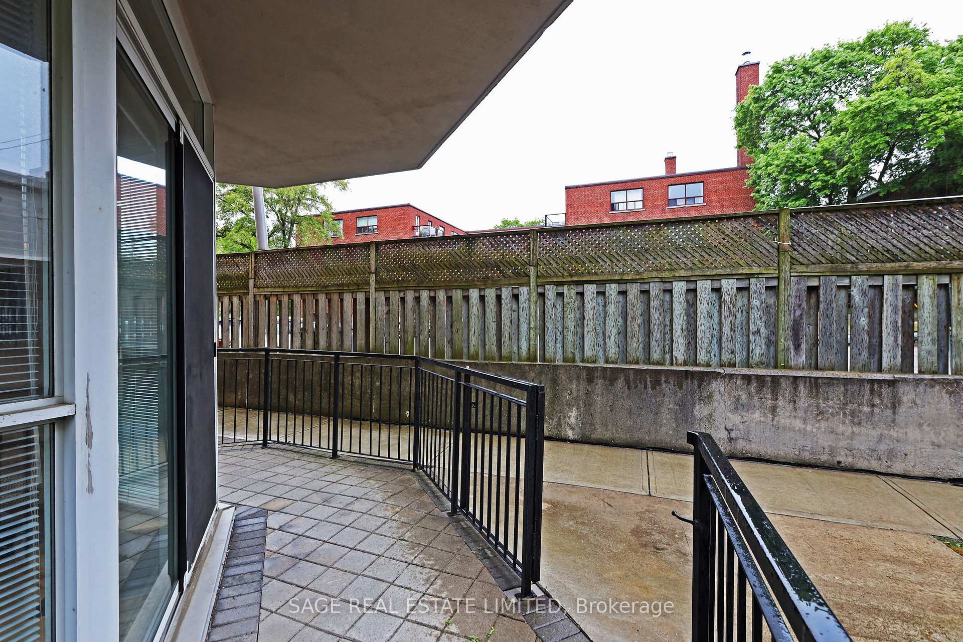 2 Bedrooms Condo at 55 Lorindale, Toronto For sale