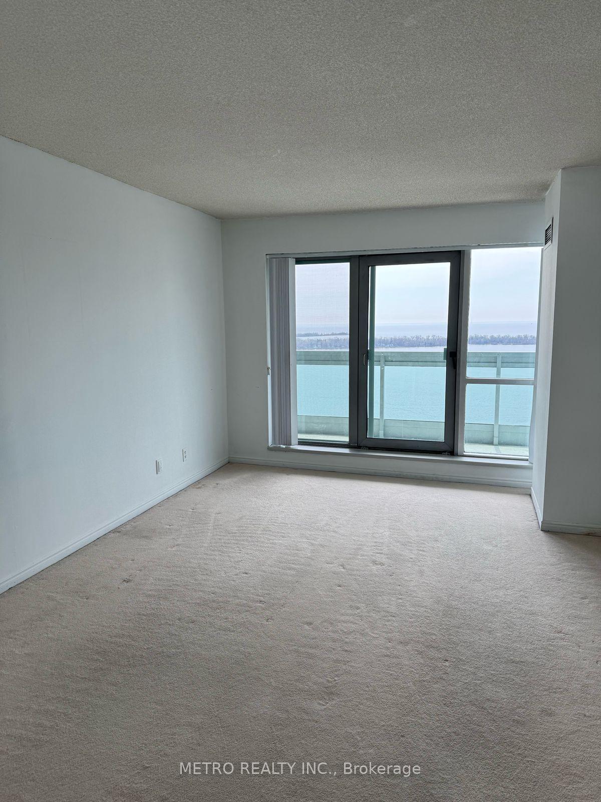 2 Bedrooms Condo at 10 Yonge, Toronto For sale