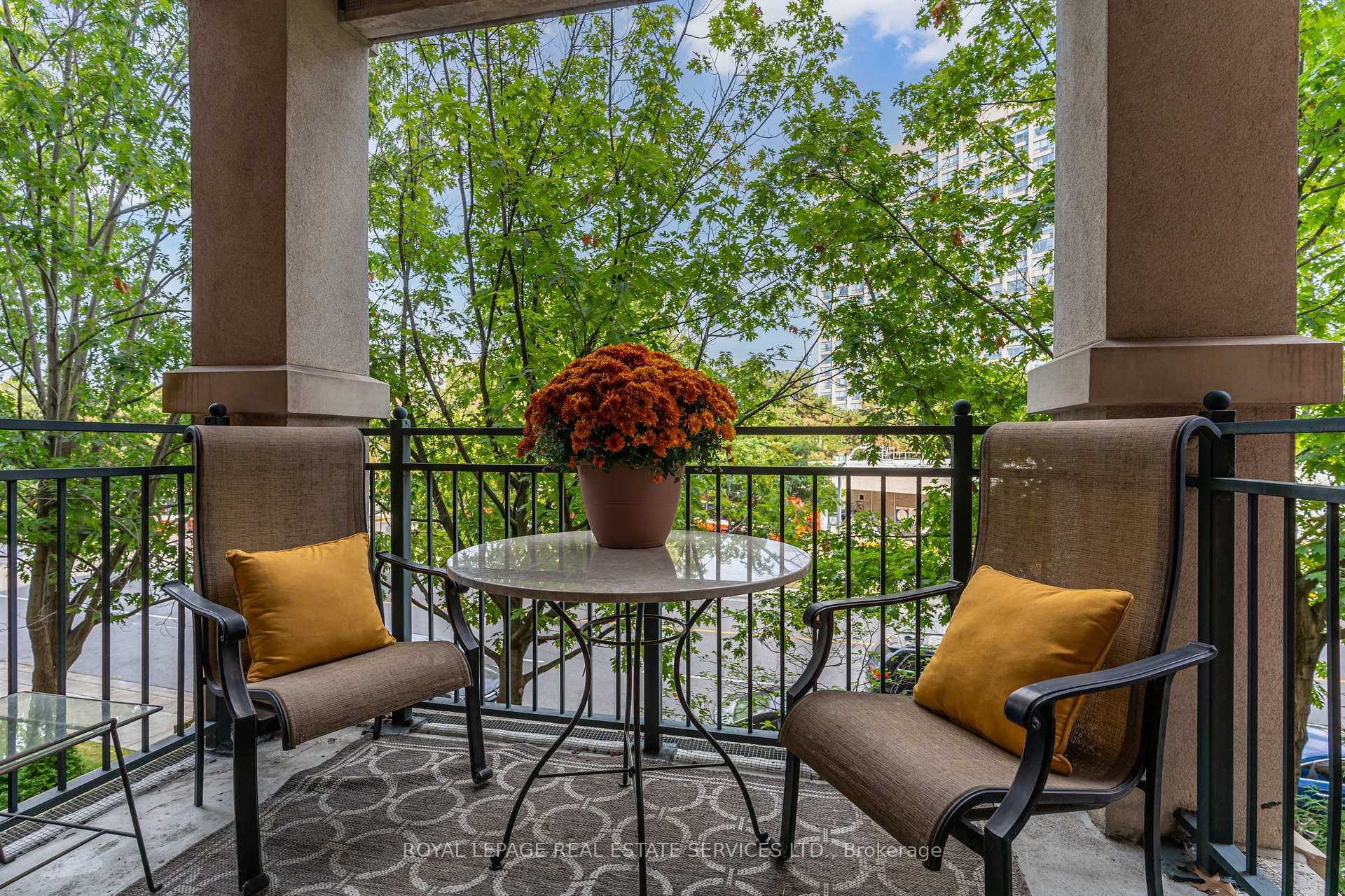 2 Bedrooms Condo at 10 Old Mill,  Toronto For sale