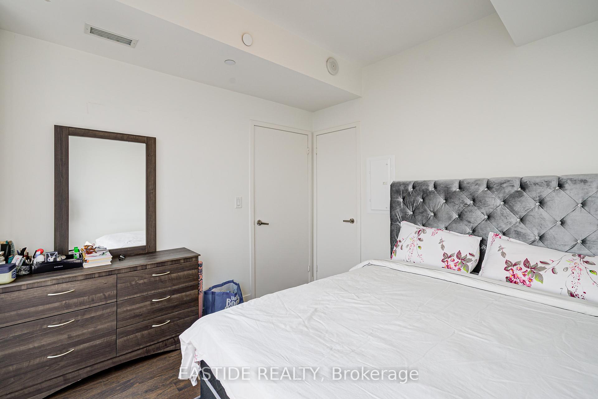 2 Bedrooms Condo at 88 Harbour, Toronto For sale