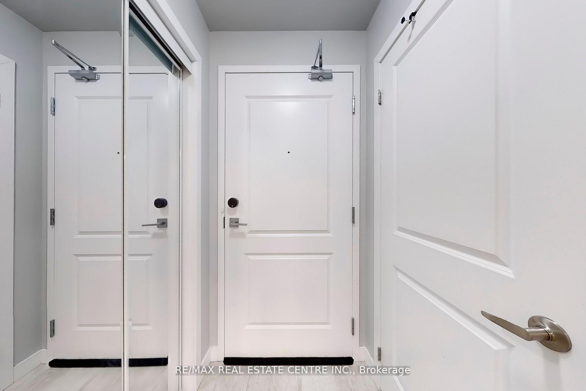 2 Bedrooms Condo at 81 Robinson,  Hamilton For sale