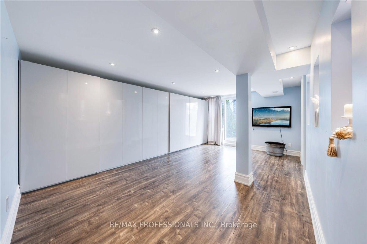 3 Bedrooms Condo at 600 Silver Creek,  Mississauga For sale