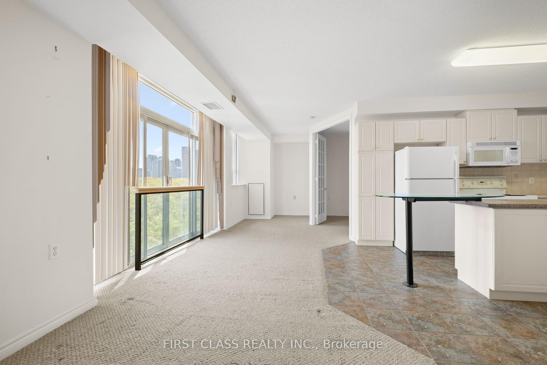3 Bedrooms Condo at 200 Burnhamthorpe, Mississauga For sale