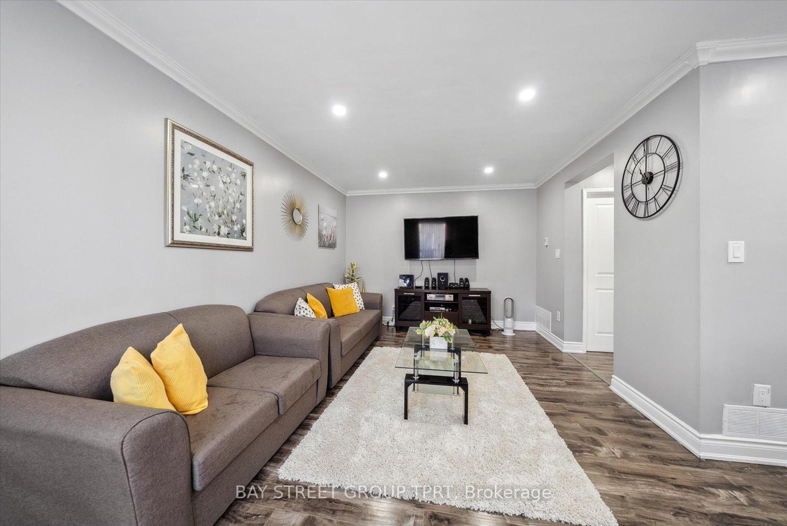 4 Bedrooms Condo at 16 Bur Oak, Toronto For sale