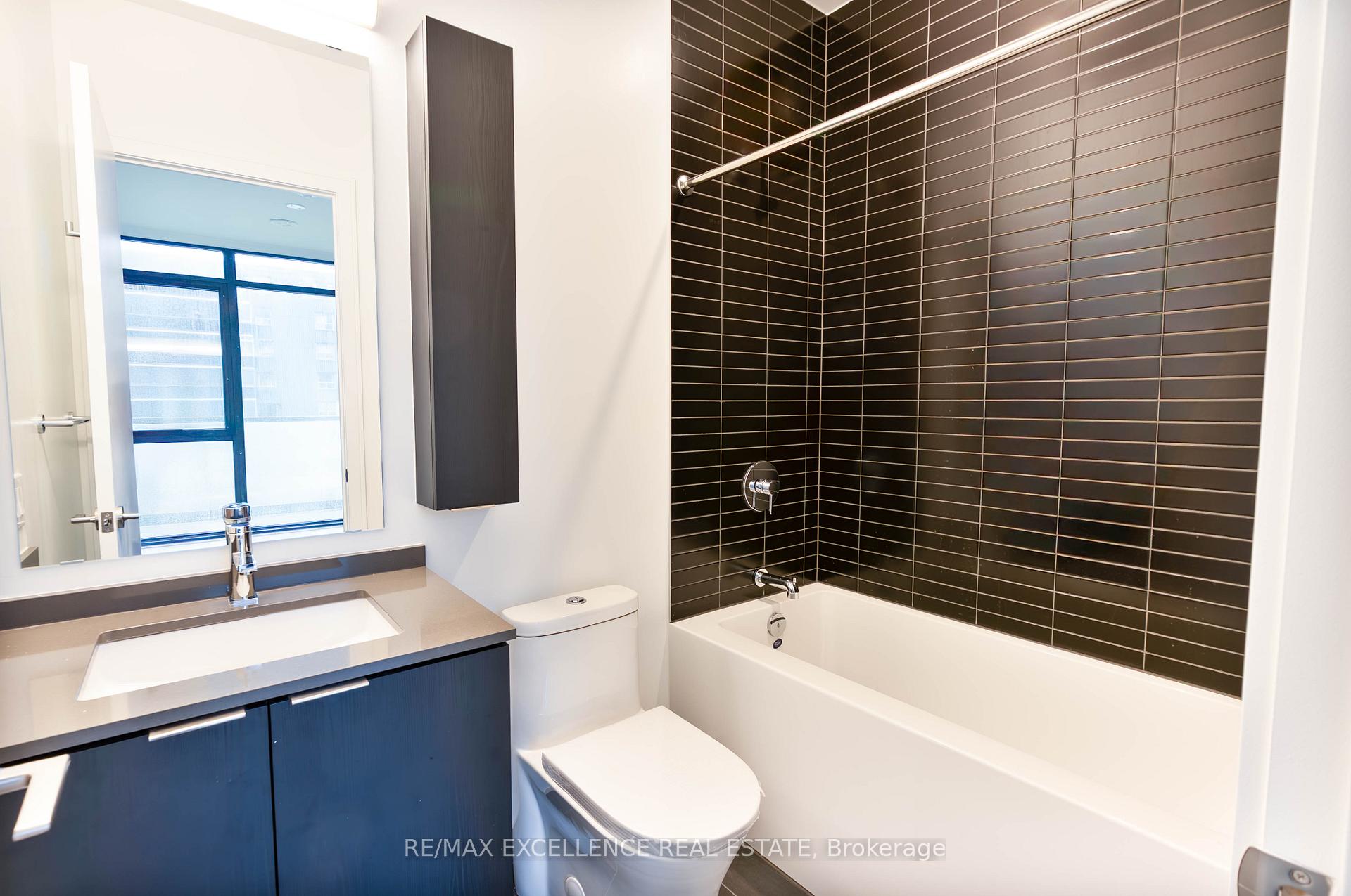 2 Bedrooms Condo at 86 Dundas, Mississauga For sale