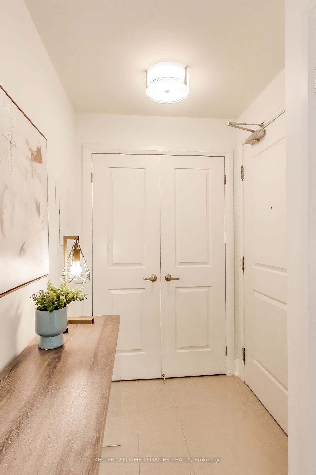 1 Bedroom Condo at 12 Woodstream, Vaughan For sale