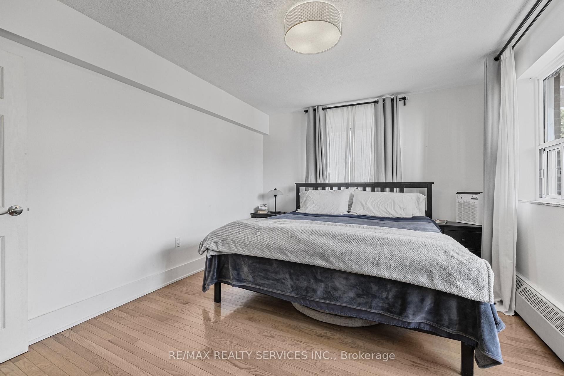 2 Bedrooms Condo at 15 Elizabeth, Mississauga For sale
