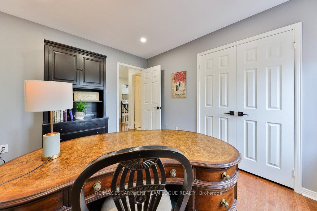4 Bedrooms Condo at 2145 Country Club, Burlington For sale