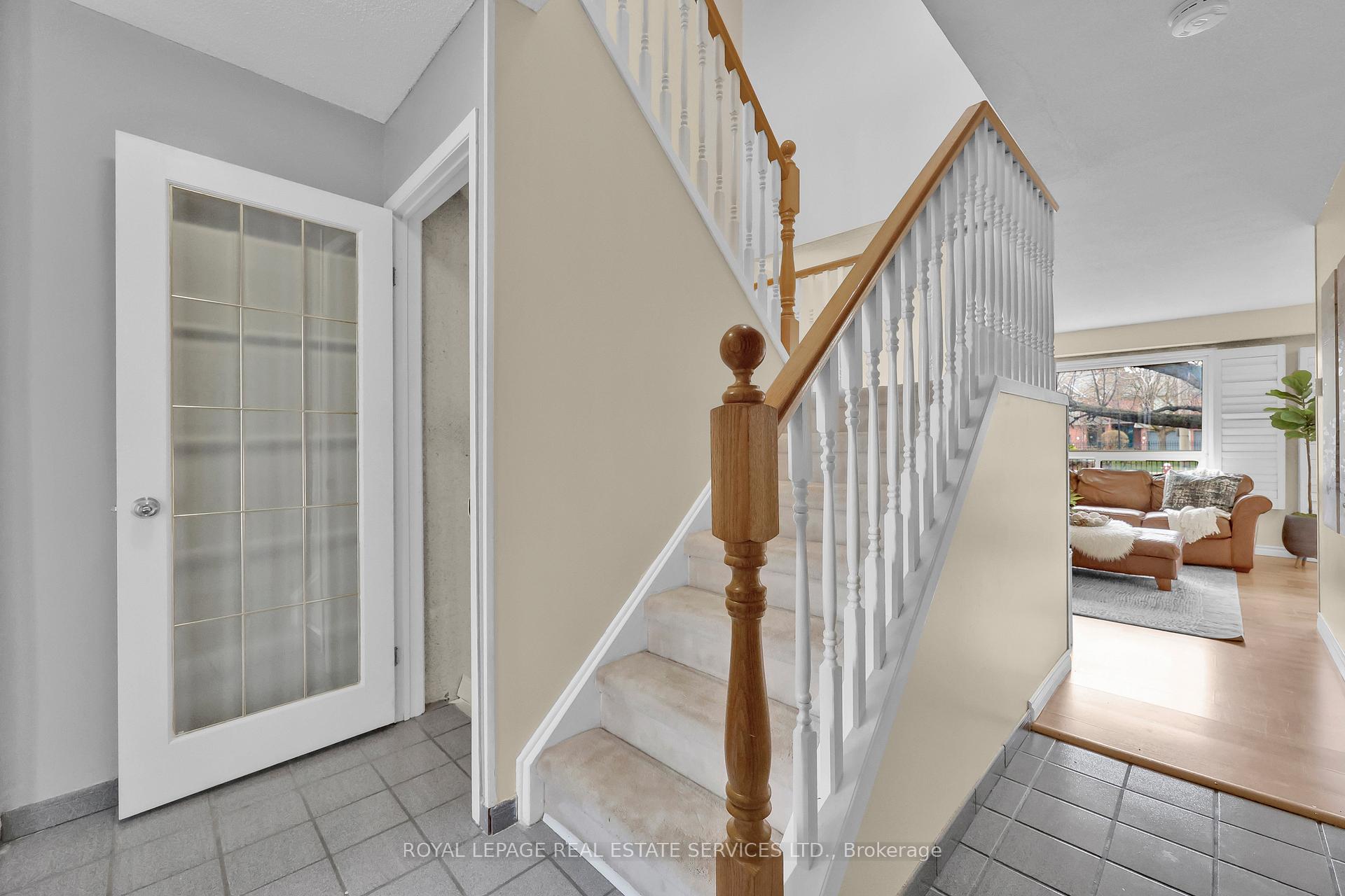 3 Bedrooms Condo at 3125 Fifth, Mississauga For sale
