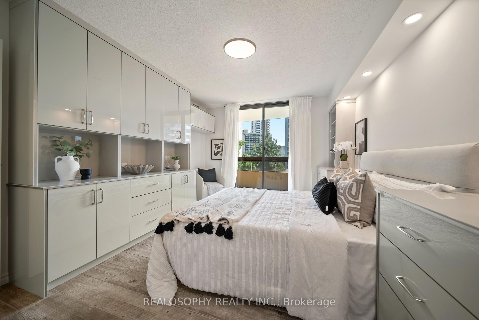 3 Bedrooms Condo at 100 Quebec, Toronto For sale