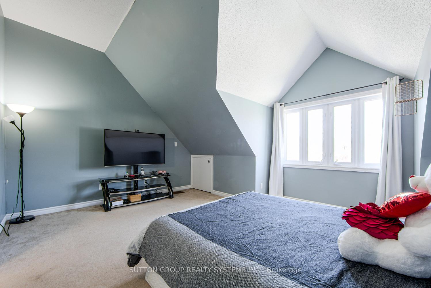 2 Bedrooms Condo at 1701 Lampman, Burlington For sale