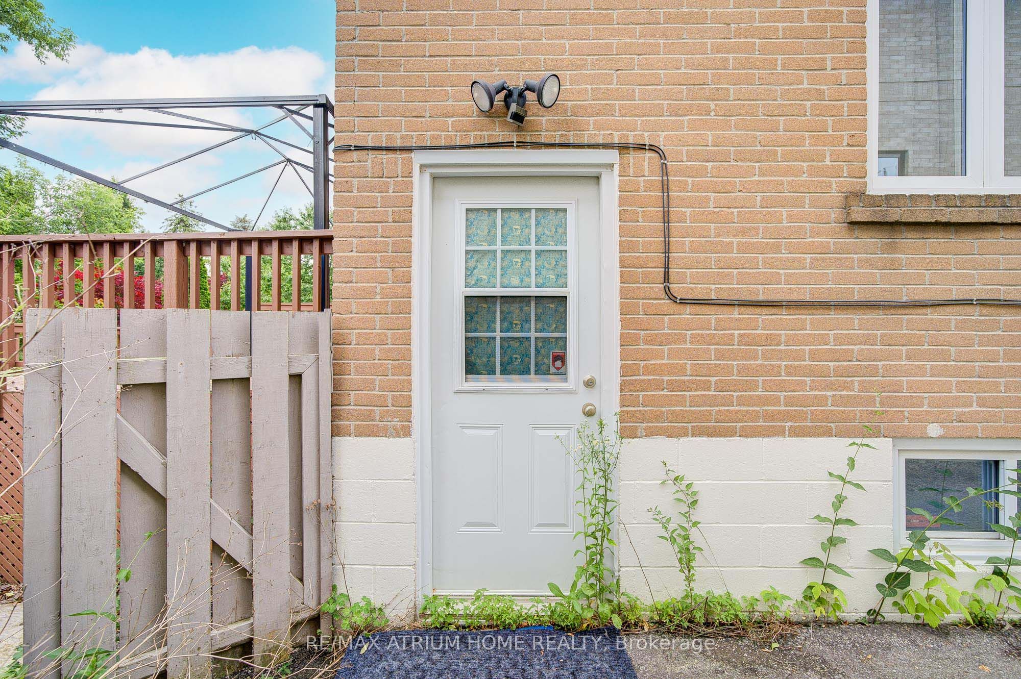293 Poyntz Avenue