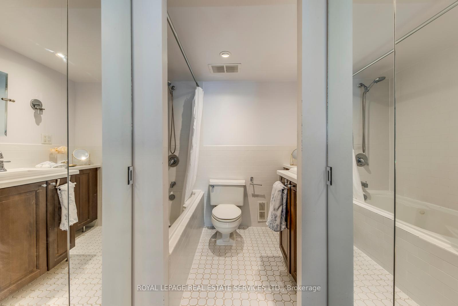 2 Bedrooms Condo at 33 Harbour, Toronto For sale