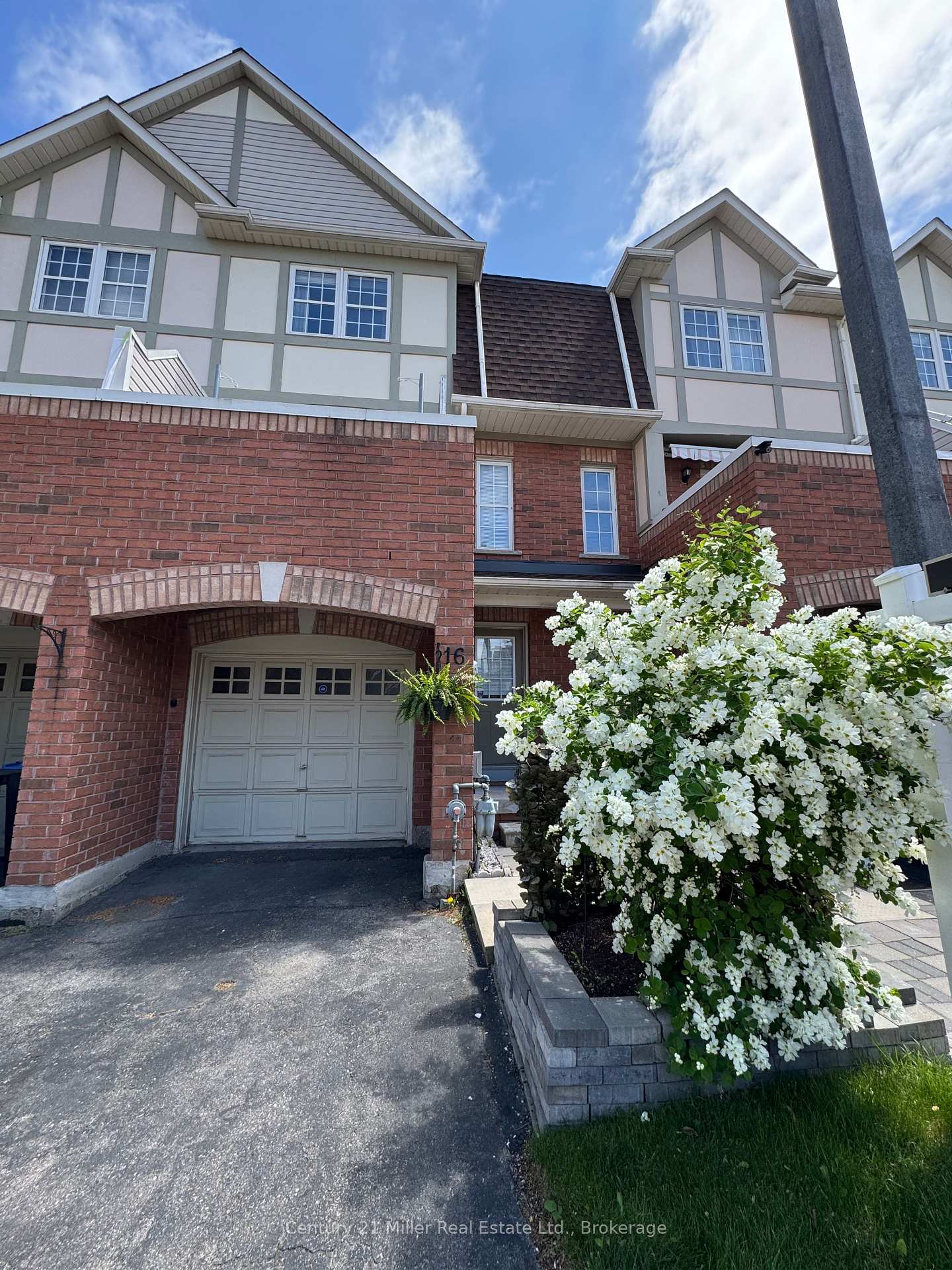 3 Bedrooms Condo at 3030 Breakwater, Mississauga For sale